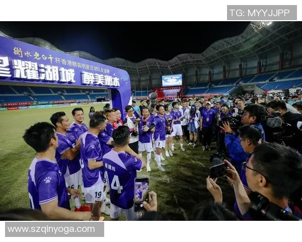 足球明星挑战极限踢木板赛场展现惊人技巧与力量的精彩瞬间 足球明星挑战极限踢木板赛场展现惊人技巧与力量的精彩瞬间